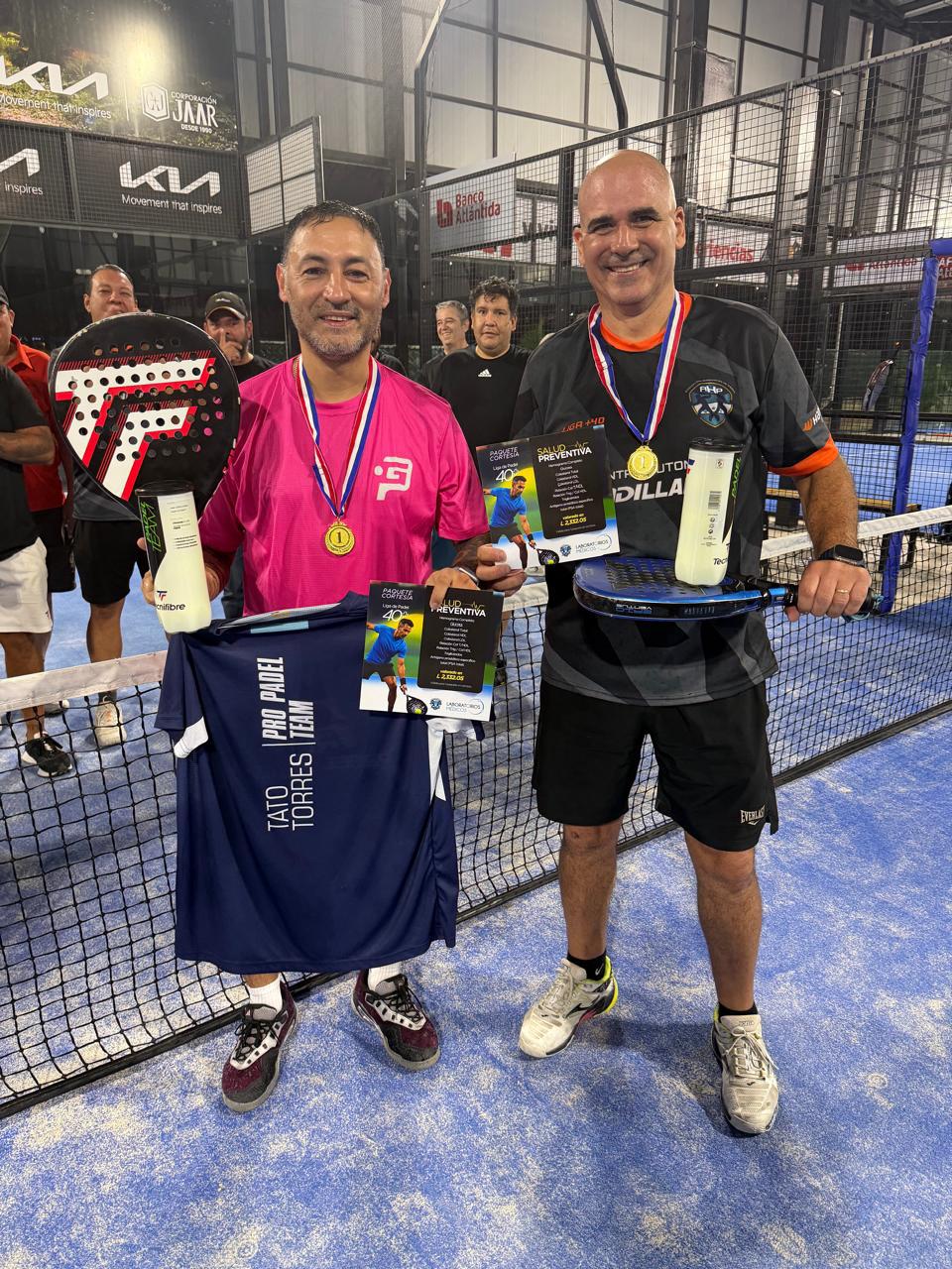 Campeones de la 2ª Edición con sus trofeos